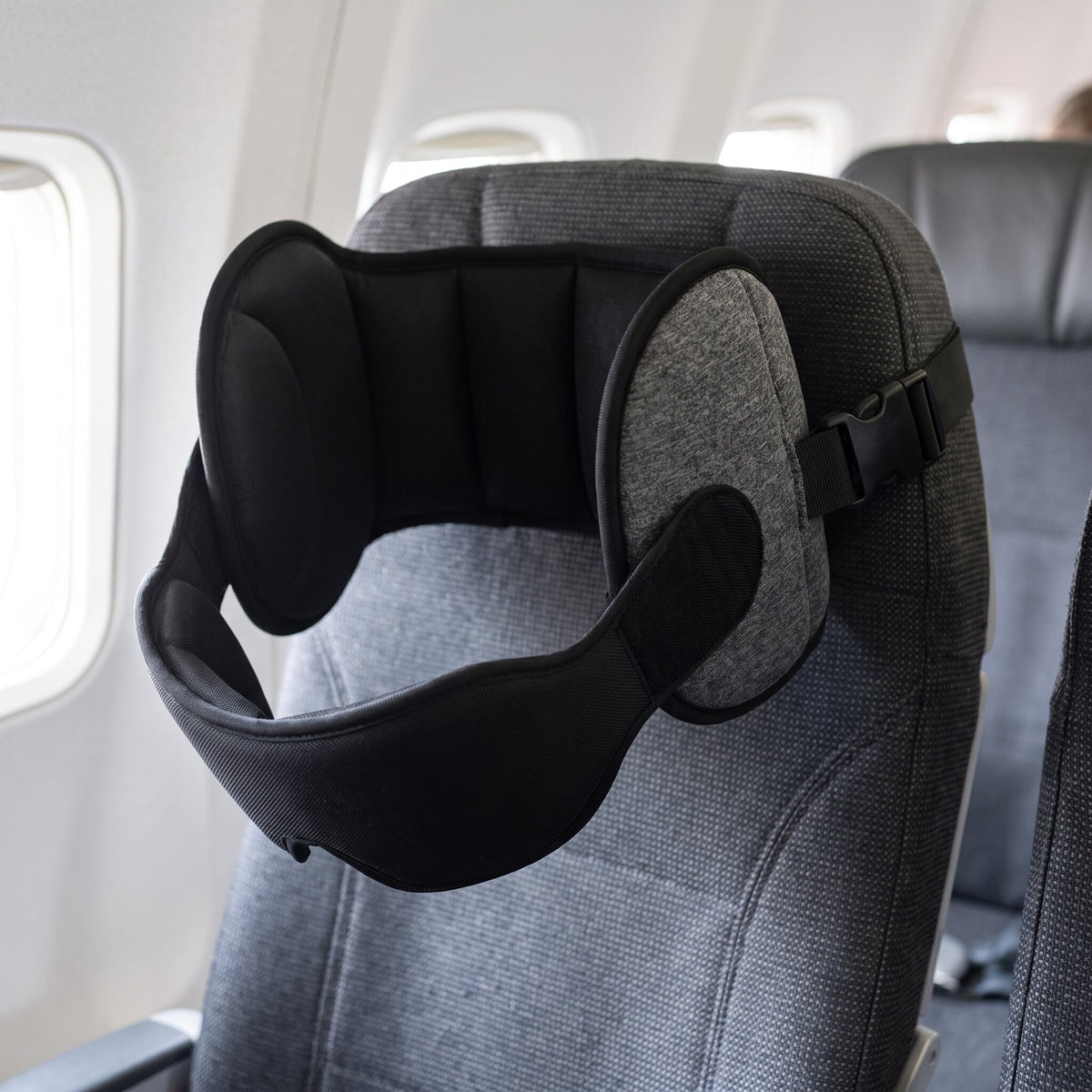 AeroSiesta fixé à l’appui-tête d’un siège d’avion