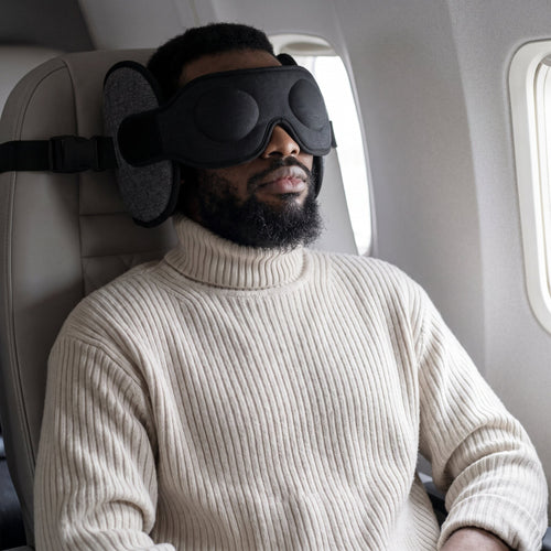 Mann schläft aufrecht im Flugzeugsitz mit AeroSiesta