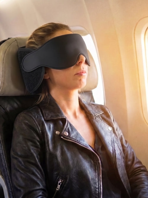 Frau schläft im Flugzeug aufrecht mit AeroSiesta